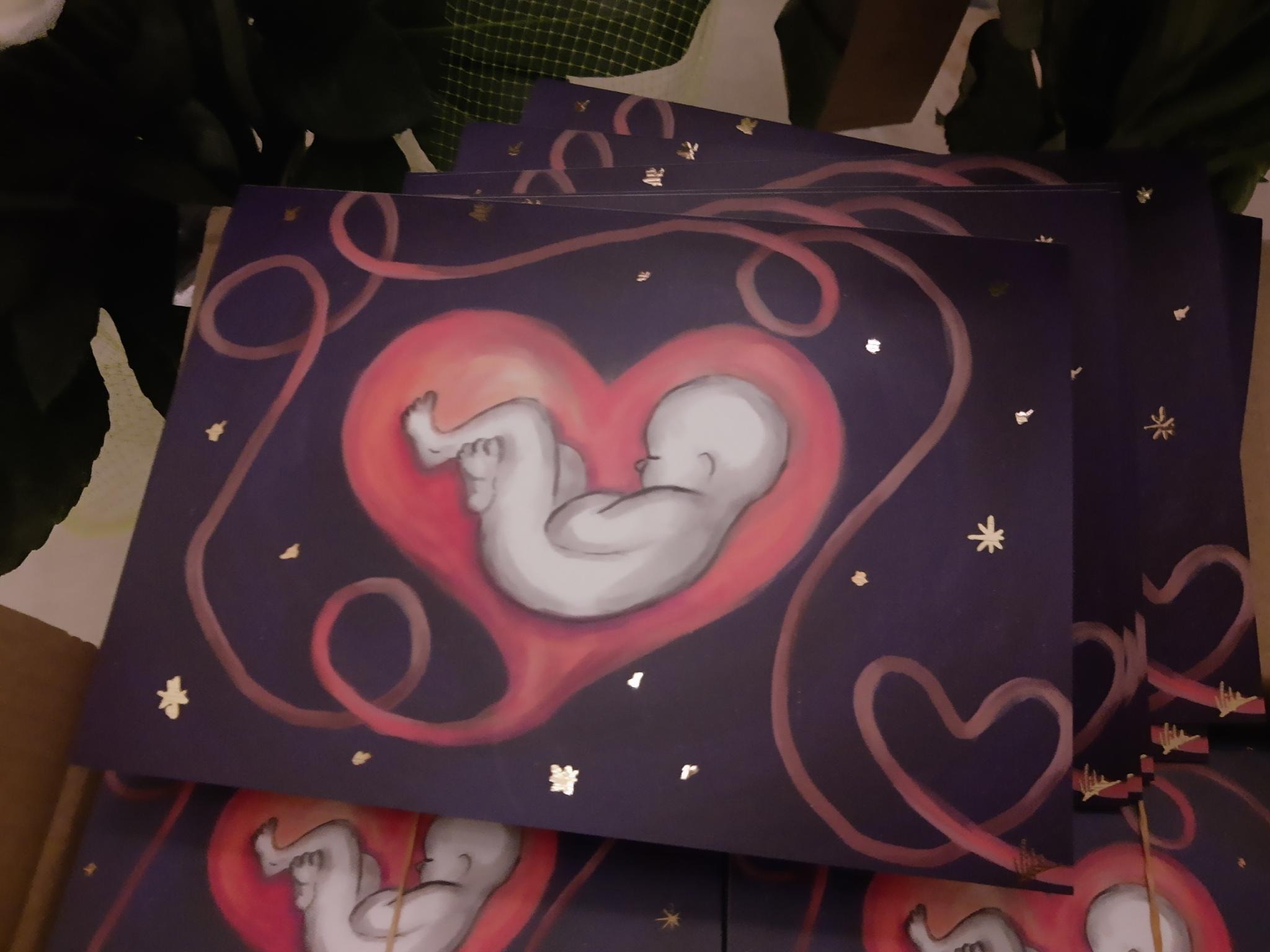 a5 gevouwen wenskaart met goudfolie druk - tekening baby in hart tussen de sterren a5 gevouwen wenskaart met goudfolie druk - tekening baby in hart tussen de sterren